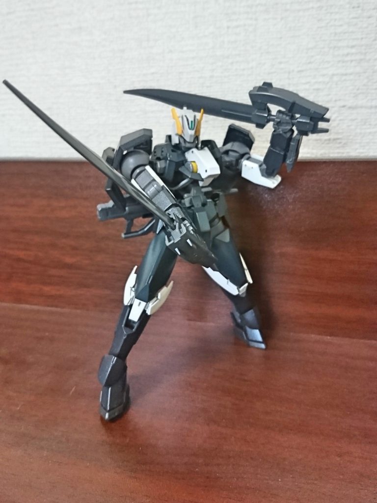 武装はレギンレイズのパイルをウェポンシステムのグフのヒートサーベルの刀身を移植、アンカーも使えます、バックパックにマウント出来る用にもしました
ライフルはそのままレギンレイズのを
肩アーマーにマガジンも取り付け