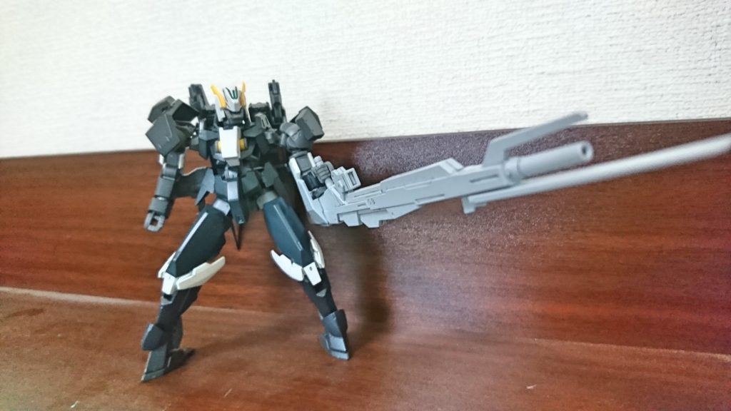 またウェポンのメガランチャーを大型レールガンに見立てて装備
ヘイズルのセンサーと合わせて精度が良さそう
バランスが崩れるので足のアンカーを倒してバランスが良くなってます