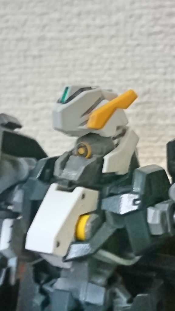 開閉予定はない方ですが一応開閉してセンサー露出も可能です
レギンレイズの手足への換装で可動性
スラスター増加で機動性
センサー強化で索敵性
グレイズとレギンレイズと元々の整備性の良さ
かなりバランスのいい組み合わせになって良い機体になったと思います
機体色もアルドノアゼロの地球カタフラクトの色合いをイメージしてます
出来るならアルドノアゼロの主人公に乗ってもらいたいですね