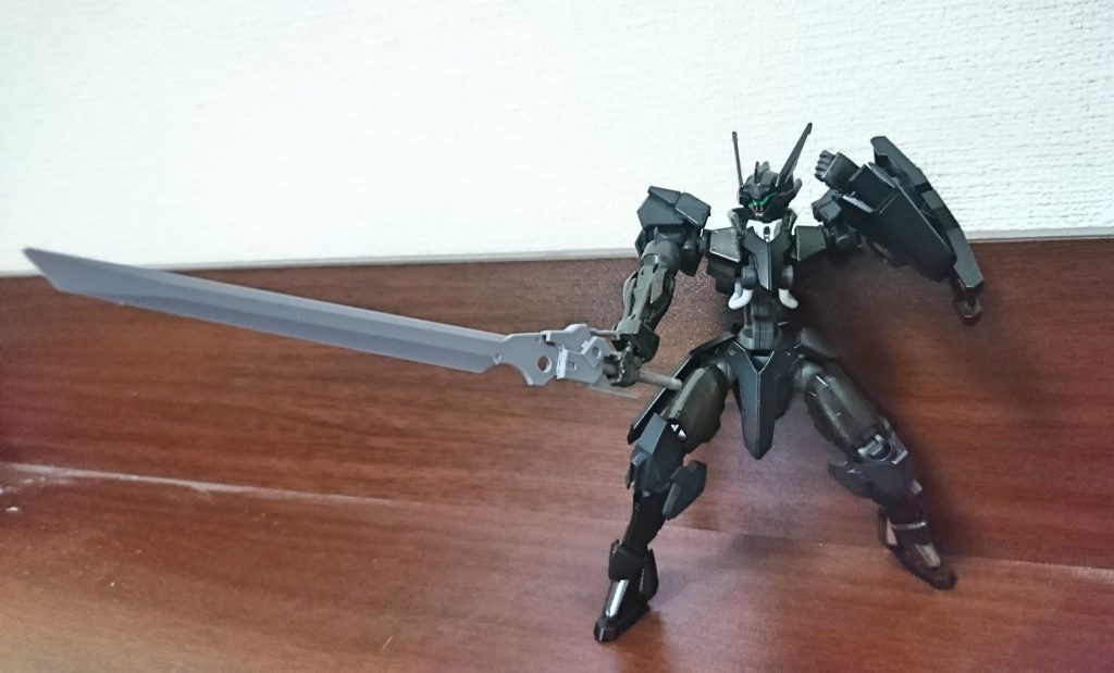 これもウェポンキットの流用で
刀身の位置とかを一度切断して調整しています
ブリアレオスならデカい剣で武骨なのがいいかなと