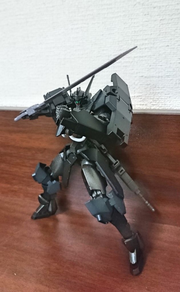 実はこのブリアレオスにはアップルシードのブリアレオスだけではなくてもう二つのモデルがいます
一つは血界戦線のグラウス・フォン・ラインヘルツとグランクレスト戦記のテオ・コルネーロをイメージしています左腕の盾はテオの、剣ものイメージもテオで
構えはちょっと違うけどグラウス“グレングリード血闘術…推して参る!”がなかなか好きで
ブリアレオスはコンピューターや専用端末でデュナンの近くに常にいますなにせ一心同体ですから