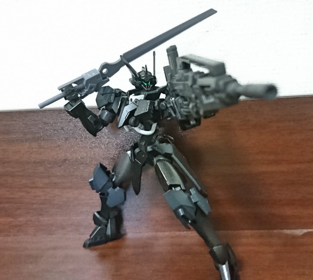 ちょっとシナリオを
ヴァルキュリアフレーム“ブリアレオス”
ヴァルキュリアフレームをベースに厄祭戦時に他のMSとは違うコンセプトでロールアウトした機体
当時はアラヤシキによるMSと融合がなされていたがこの機体はシステムやAIとの融合
機体システムを集中管理するヘカトンケイレスシステム、そしてパイロットを補助してシステムを円滑に動かすAI
ヘカトンケイレスシステムにより複雑な動き制御も可能で武器制御も同時に可能
パイロットにそれを一人で制御するには重いので補助にAIを
AIは対話かのなインターフェースで対話によりパイロットの意思をくみ取り最適化、
危険だと判断すれば防御から回避までも、自動である程度の動きは出来るがMAの用なことが起きてはと攻撃にはパイロットのトリガーと指示認証が必要となる
AIにも機体と同じ“ブリアレオス”
パイロットは愛称で“ブリ”と、パイロットは女性でデュナン・ナッツ、戦闘センスが高い女性パイロットでブリアレオスを乗りこなしAIブリとアラヤシキパイロット以上の戦闘をこなす
とある傭兵が犯罪集団や海賊の討伐に活躍していた
単機で突っ込みまるで嵐の用に動き回り敵勢力を壊滅させていく…
話では女パイロットで見慣れるフレーム、ヴァルキュリアフレームとは聞いたことはあるがそんな機体データはギャラルホルンにもなかった
「すみません…仕事依頼をしたいんですが…」
とある男は恐る恐る目的の建物へ入って声をかけた
「はーい、どんな依頼かしら?」
気さくな感じの年若い女性が奥から姿を表した
「村に来る盗賊の討伐を依頼したいのですが…」
「了解、詳しく聞かせて」
「あの…あなたが?」
男は不安だった建物には他に人もいる感じもなくこの女一人、確かにハンドガンとナイフを腰に付け武装しているがこの若い女が?
「そうよ、なにか問題ある?」
軽く言ってくれるが果たして大丈夫なのだろうか?
「なに?文句あるの?なら他に行ってくれる?」
「いえそうではなくて…あなた一人で?」
「そうよ?大丈夫よ、腕は一流だから!MSも最強よ」
どこから来るのかすごい自信だ、どちらにしろ一か八かの賭けでここまで来たので、男は女に依頼内容を話その場を去っていった
「山間部の盗賊ね、ちょっと面倒かな、どう思うブリ?」
「そうだな、位置確認をして要所要所を狙撃してリスクを減らしてから地形を利用して銃撃して…」
「はいはい、要は撃つとこ売って出できたとこを叩けば良いんでしょ」
「またそうやってお前は…」
女は誰も以内所で男と話していた
「大丈夫ーヤバくなったらまたブリが助けてくれるでしょ?」
「またそうやってオレに頼る、悪い癖だぞデュナン」
「大丈夫よ、私とあなたなら最強のコンビなんだから」
女はパソコンに向かって話かけていたパソコンにはウサギのようなアイコンが移り“やれやれ”と
女は黒のヴァルキュリアフレームに乗り目標に対して狙撃を仕掛けていた
アジトと思われる所からは煙があがり数機のMSが出てきていた
女はMWや固定砲台、重武装のMSを沈黙させて次の行動に移ろうとしている
「さて行くわよブリ!」
「敵MS反応は残り8機タイプ照合…」
AIは敵の分析をし女に伝えた
「了解!推して行くわよ!!」
ヴァルキュリアフレームは左腕シールドとアーマーを前にだし右で剣を構えて突撃して行った
数年前とあるジャンク屋がある施設を発見、その中は未盗掘状態で今にも可動しそうな状態だった
ジャンク屋はなかを調べて行くと中に見慣れぬMSとカプセルを見つけた
MSは噂で聞いた程度だがヴァルキュリアフレームに見える、そしてその傍らにあるカプセルには女性が入っていた
ジャンク屋はなんとか蘇生出来ないかと機械を弄っていると機械が勝手に動き始めカプセルが蘇生作業に入ったのだ
しばらくするとカプセルが空き女性が起き上がって来た
「あれ…あなたは…」
女性は気だるそうに頭を触る、するとスピーカーから急に音声が
「おはようデュナン」
ジャンク屋は驚いた、急に機械が動きだし女性がカプセルから動きだしたのだ、そればかりか急に声まで
「ブリ…あれからどれくらいたったの…?」
「あれから300年だ」
「もうそんなになるの…?」
ジャンク屋を余所に謎の声と女性は淡々と状況確認に入っていった
「あなたが私を起こしてくれたの?」
ジャンク屋はいや…その…と困惑しているが女性は
「違うの?まあいいわ、とりあえず私はデュナン、デュナン・ナッツ、こっちはブリアレオス」
女性は親指を立ててMSを指した
ここからデュナン・ナッツとブリアレオス、そして見つけたジャンク屋の活動が始まる…