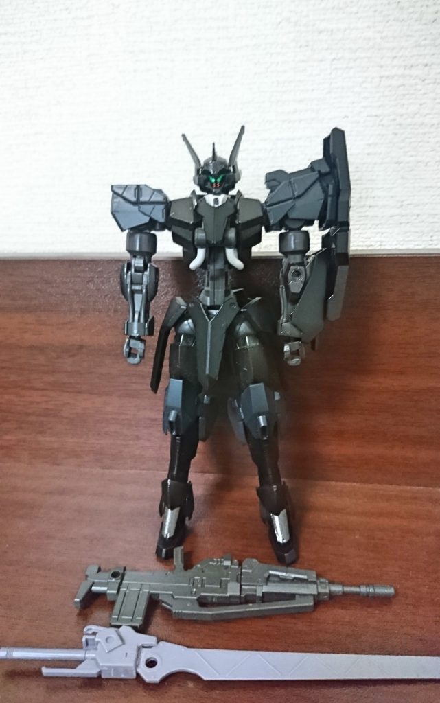 ベースはヴァルキュリアフレームのグリムゲルデ
肩をグレイズのに変えてウェポンキットの追加装甲に左肩にもキットのアーマーをつけてからジンクスストライカーの余剰パーツのシールドを
そして左腕にはグレイズアインのパーツを使ってアーマー強化
膝にセイバーのパーツを取り付け
胸部にも装甲追加
頭部はエルフ・ブルックとセラヴィーシェヘラザードのミキシング
首元にはグレイズアインのマスク