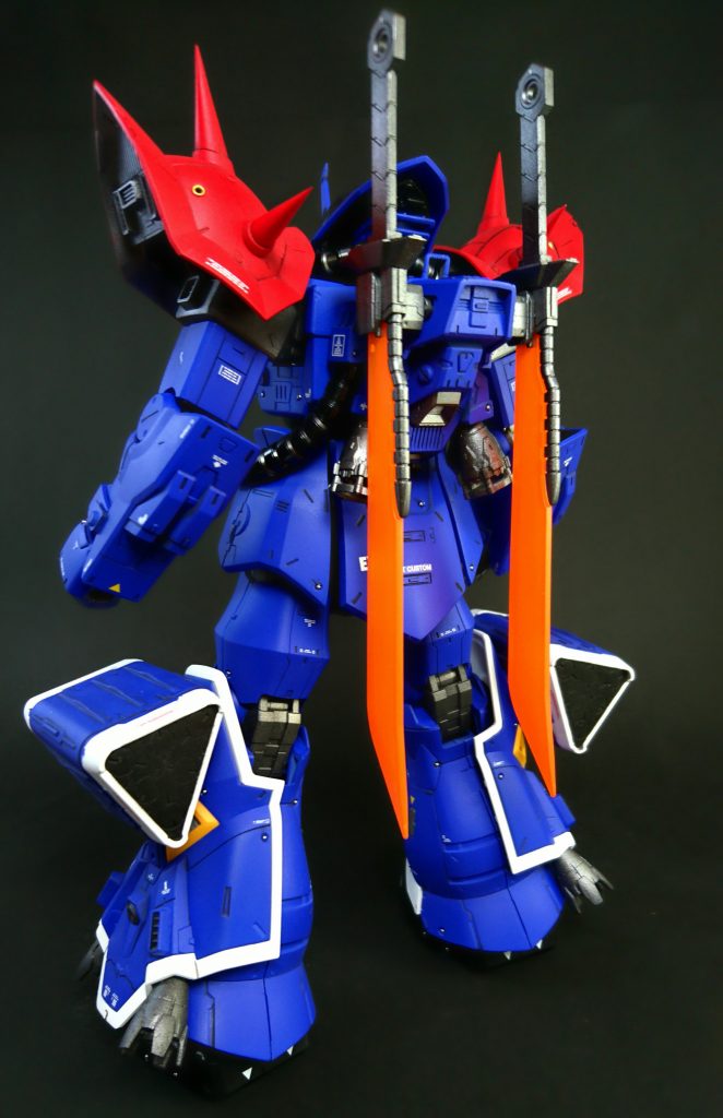 背面
関節等にはガイアノーツ(以下G)のバーチャロンカラーのフレームメタリック2
を使いました。
ヒートサーベルはGクリアオレンジ+Gクリアーホワイトを使いました。