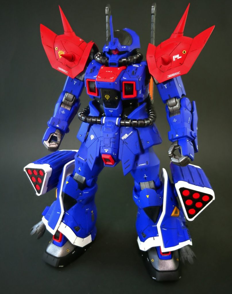 正面
塗料はクレオス(以下c)のEXAMブルー1、cのニムバスレッドを使い色鮮やかな発色になりました。