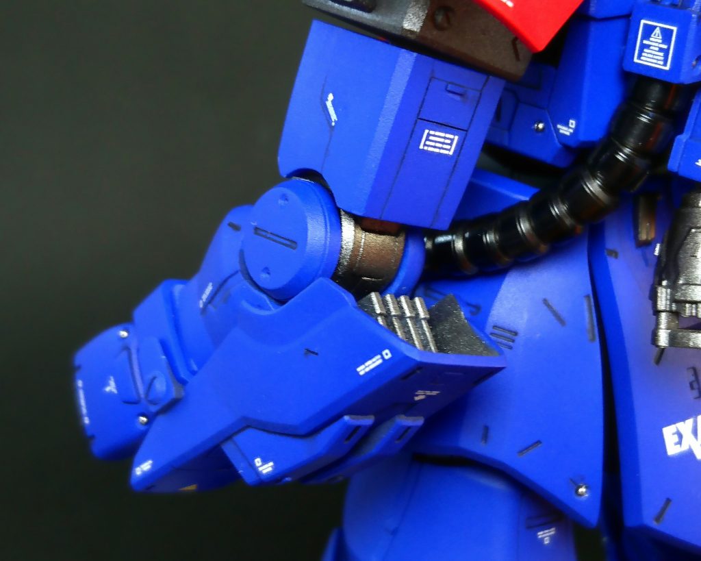 肘の中はすっからかんだったんで放熱フィン的なパーツを付けました。