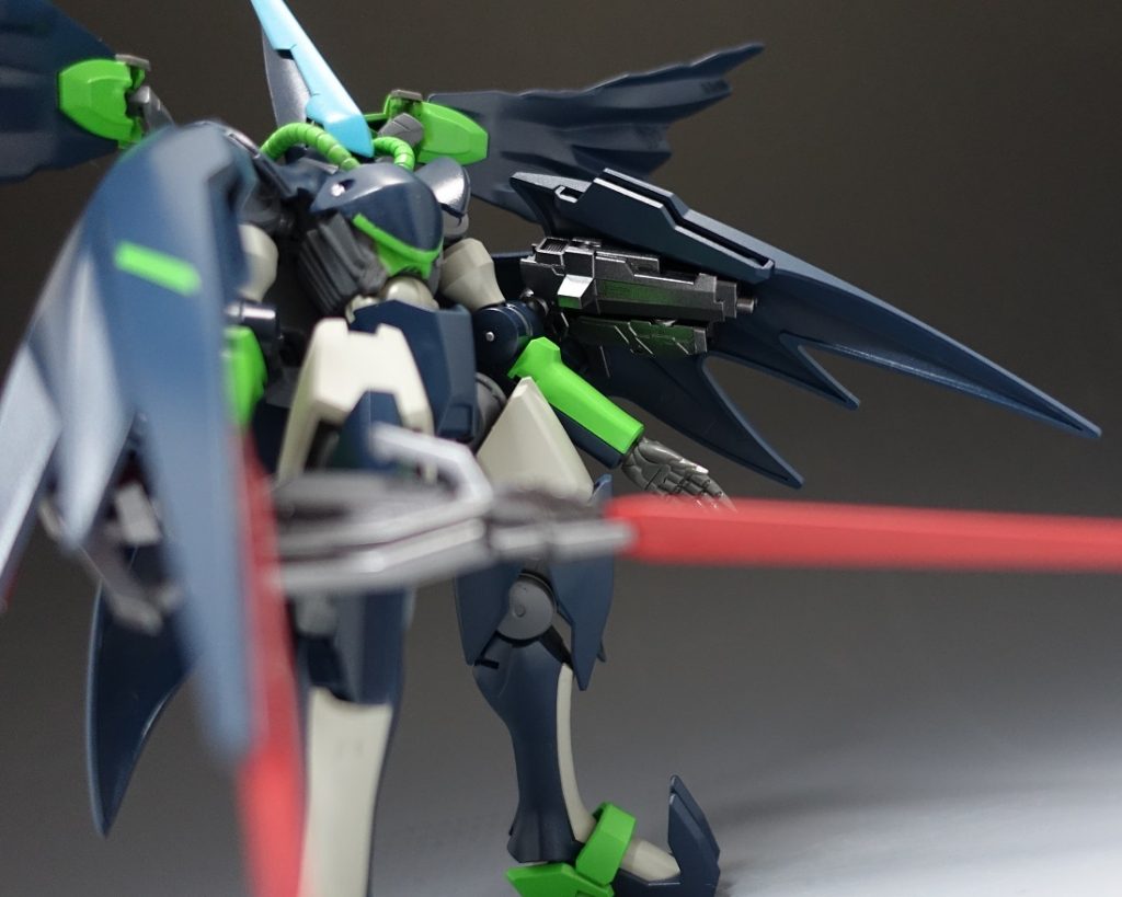 左クローク内は折りたたみ式のライフル「ヘルファイア」