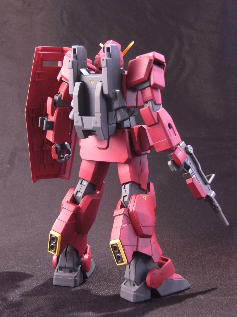 リアビュー。バックパックは陸戦型ガンダムと同じ物ですが、脚部にスラスターが追加されているのでベース機よりはやや機動力がある。