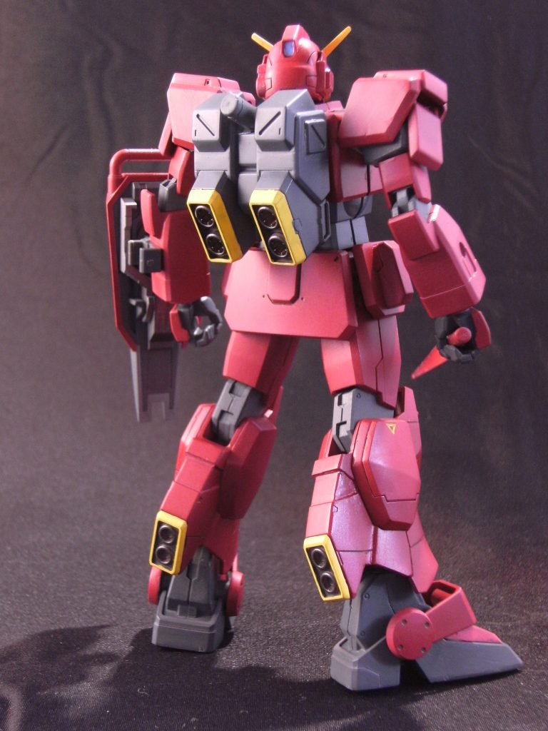 リアビュー。バックパックがジム・ストライカーの物に交換し機動力向上、ショートシールドでウエイトも軽くしている。