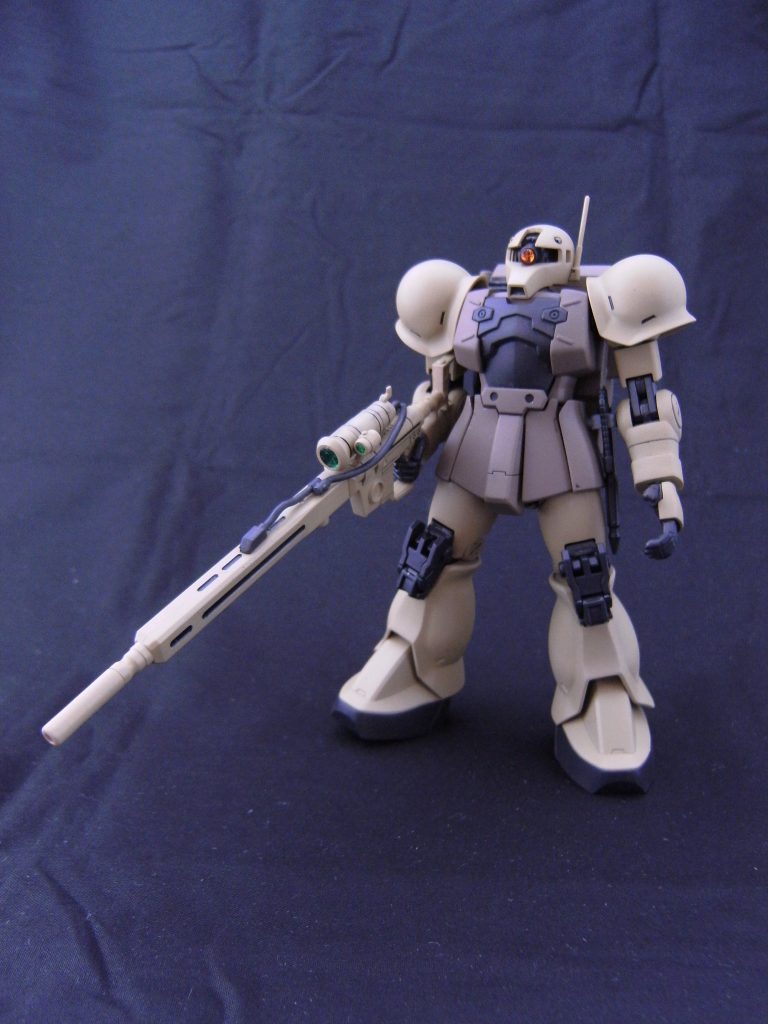 両肩ショルダーアーマーに両膝ギアで重装型風。