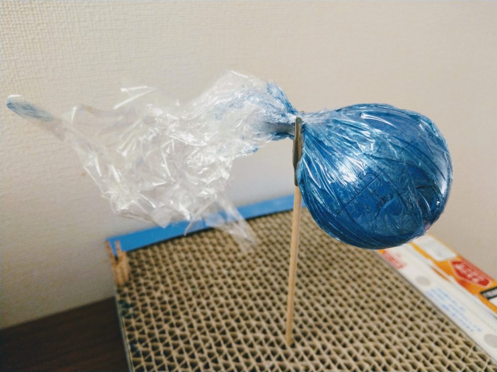 ラップに塗って包むだけ。
今回もジュースペイントマーカーを使いました。