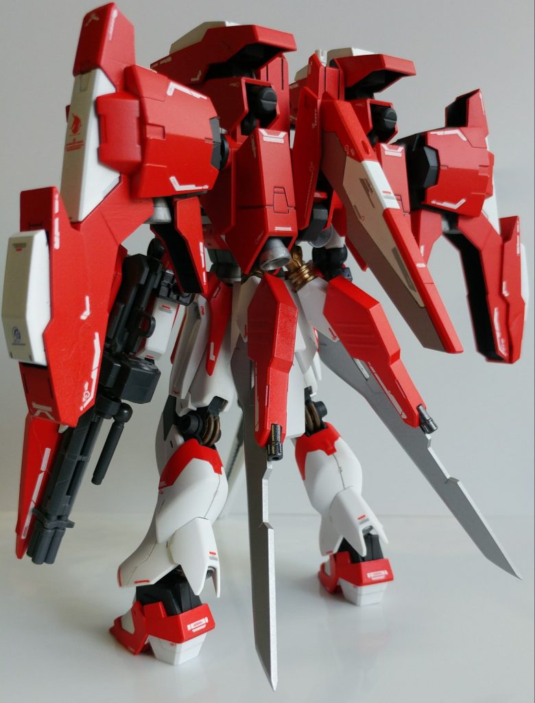 バックショット。

ライトニングバックウェポンシステムMk-Ⅱ(以下LBWSMk-Ⅱ)の中心部分を残して切り取った後に干渉部を切断し、Hi-νヴレイブの余剰パーツを側面に接着して胴体と接続しています。

接着したパーツを隠すためにLBWSMk-Ⅱの切断したパーツを接着し、空洞部をサーベルラックとしました。

中央スタビライザーはRevive版Zガンダムからの流用です。