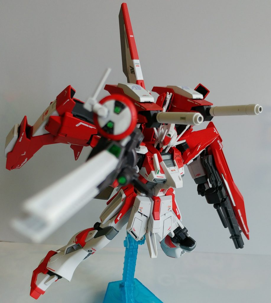 メイン写真にも利用した１枚。

ビームキャノンは砲身をトライオン3から流用してサーベルとして使用可能に。
ビームキャノン上部及びブースターポッドにはLBWCのミサイルを取り付けました。

ビームライフルはHi-νのものをベースにLBWSMk-Ⅱのバレルを接着し、バレル横にライトニングガンダムのライフルから拝借したフォアグリップとMSレドームを貼り付けています。
MSサイトレンズと市販のパネルパーツで軽くディテールアップも行いました。