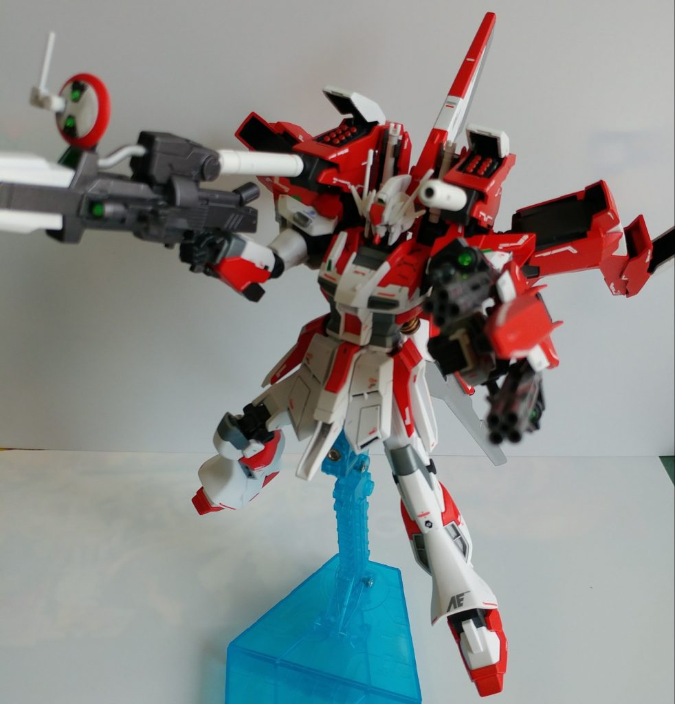 フルバーストのイメージで。

右腕は余剰パーツを利用して原型機と同様のガトリングに換装。

シールドはLBWS付属のものそのままですが、ユニコーンガンダムの腕装甲を切り貼りしてシステムウェポン001のビームガトリングを装着可能にしています。表面の3mm凸は切り飛ばしてパネルパーツに置き換え。
ビームガトリングにもライフル同様にMSサイトレンズを埋め込んでいます。
