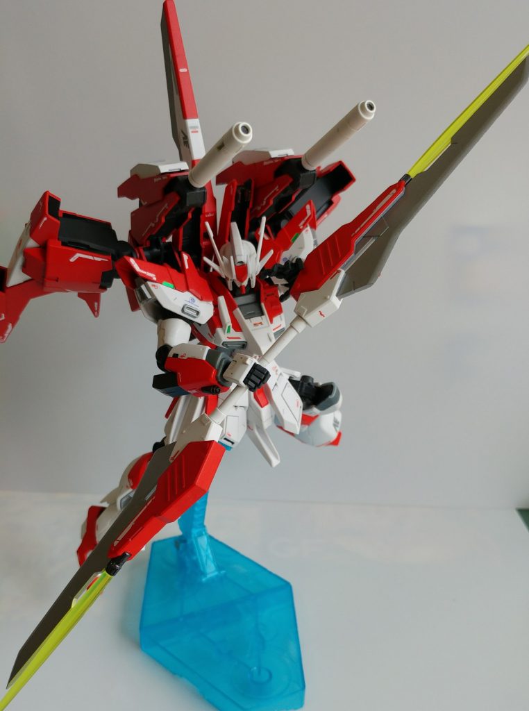 ブレードは刃先を削り込んでいます。
基部となるサーベルはHGCEフリーダムのものを流用して連結可能としました。
サーベルエフェクトは黄色いものを他キットから拝借。