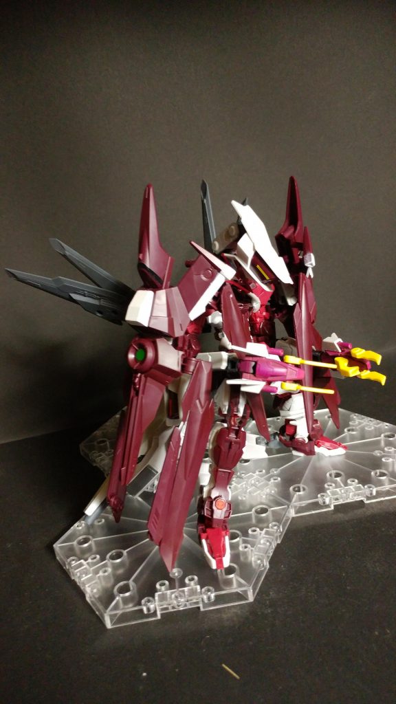 竜人形態
頭はガントレットセイバーなので、ビーム刃を出すことはもちろん、ビーム砲ととしても使用できる