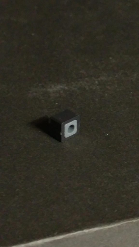 ガントレットセイバーを首として接続するためのパーツは、アクションベース2の差し込み型の平が使われています。
裏のポリキャップはPC001-1、または14の両端を切断して差し込んでいます。
グリップをつければ手持ち武器にも応用が利きます