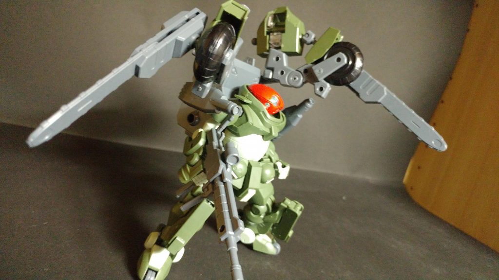 サブアームを展開してチェーンソーで応戦できます