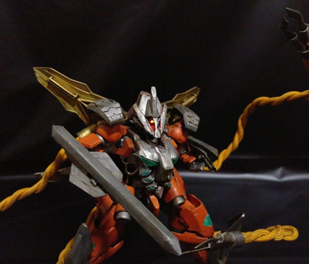 腕のブレードは前面に展開可能。