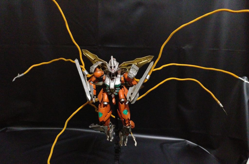 触手を展開して飛行形態に。
触手はメッシュパイプに針金を通して自由に可動出来るようにしました。