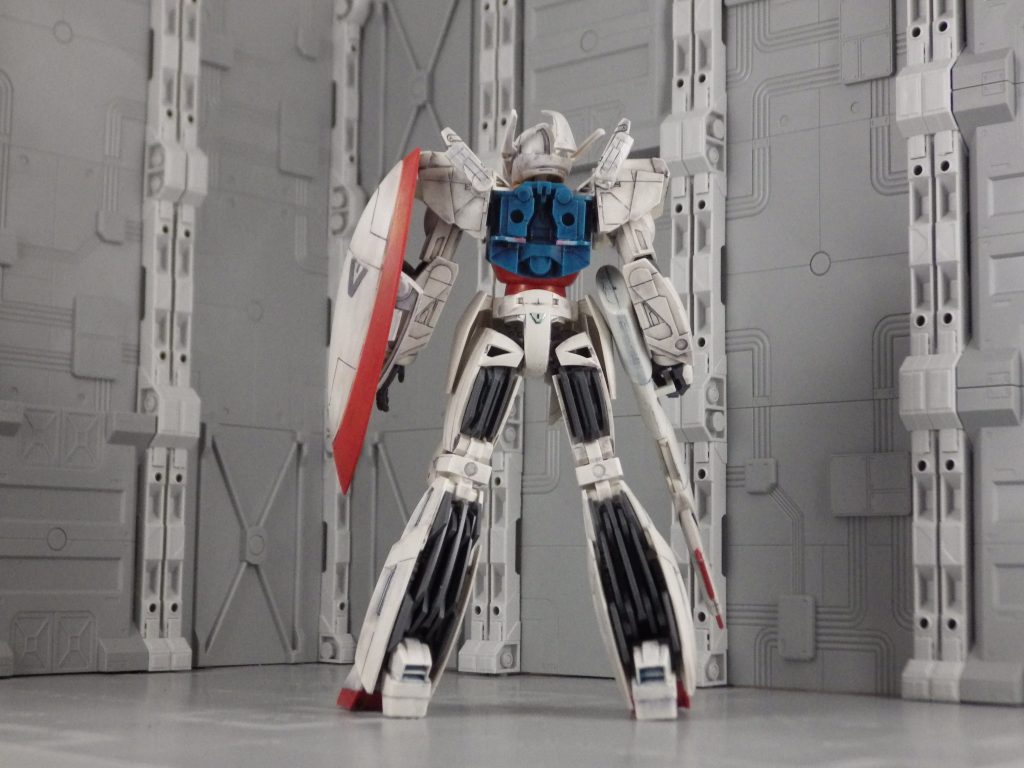参考にした作例はメガサイズガンダムやMG オリジン版ガンダムだったので、
1/144サイズでも効果的に仕上げられるか?と思い挑戦してみました。
結果は…どうでしょう?