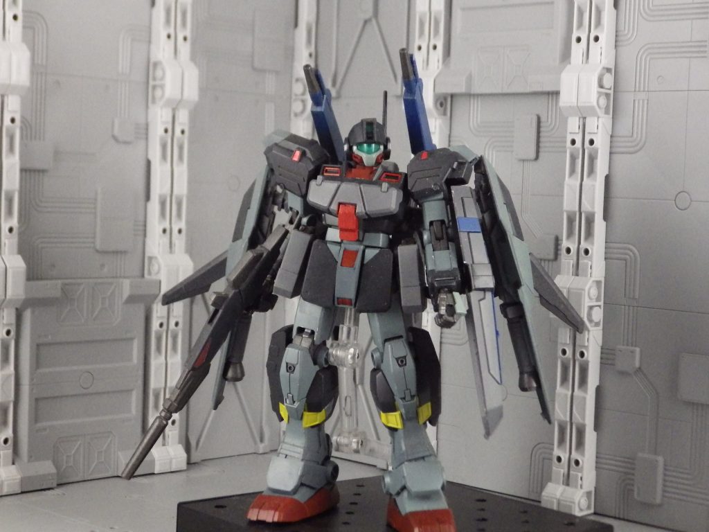 ジムスナイパーK9をベースに
フルアーマーガンダム7号機の手足をつけ
ビームピストルのホルスターを小改造で
太ももから腰に移動しました。