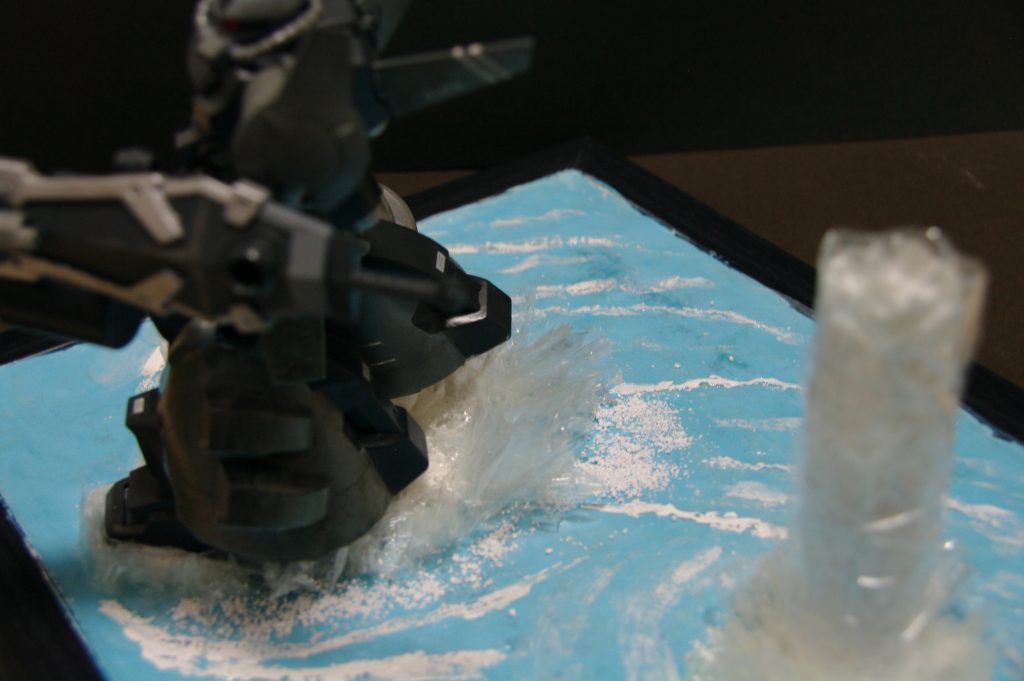 デカい水しぶきはラップ、小さいのは木工ボンドでドライブラシ
ネイル用のビーズと重層で泡を表現してます