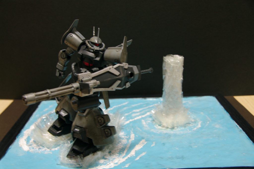 水柱は紙粘土で柱を立てて、そのまわりをラップでグルグルと