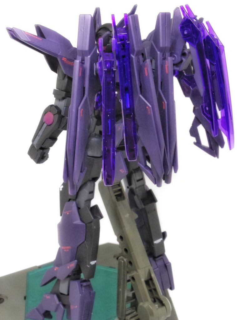 ## バックショット
CB系の機体らしく、スラスターなどの類いは、装備されていない。
背中には、特徴的なバッパックが装備されているが……