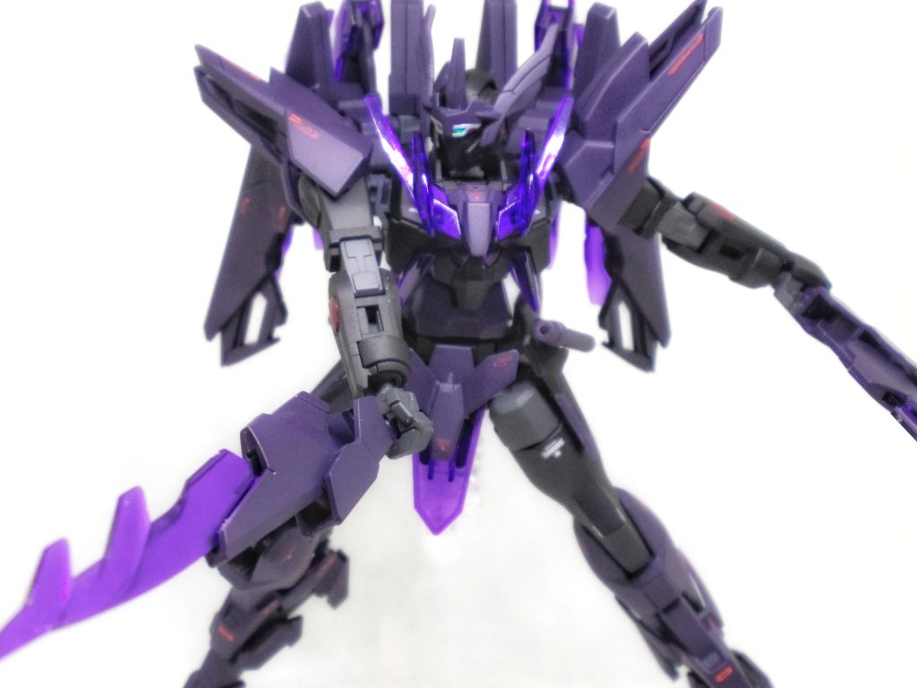 ## 近接戦闘
ライフルなどの射撃武器は装備しておらず、近接戦闘に特化した機体となっている。
高い機動性を有しており、ガンダムエクシア同様の高い近接戦闘能力を持っている。
二刀流による戦闘を得意としている。