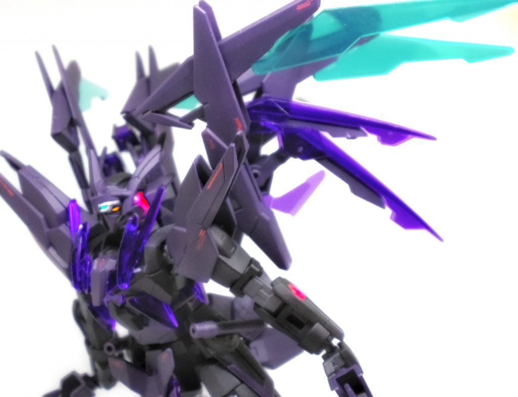 ## 光の翼
展開されたバックパックは、GN粒子による*光の翼*を形成。ビーム刃として、高速移動により、すれ違う敵を斬り裂く。