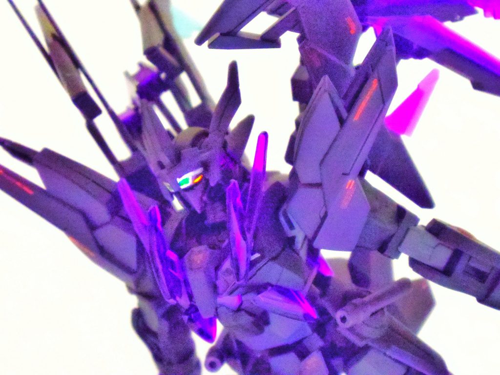 ## TRANS-AM
CB系のカスタム機である本機も、*TRANS-AM*を発動することができる。
ブレイクデカールとTRANS-AMを同時に使用することで、驚異的な力を獲得することができるが、機体への負担も大きい……