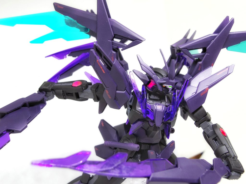 高速で次々と敵機体を斬り裂き、死をもたらすその姿は、まさしく*“死を司る天使”*である……