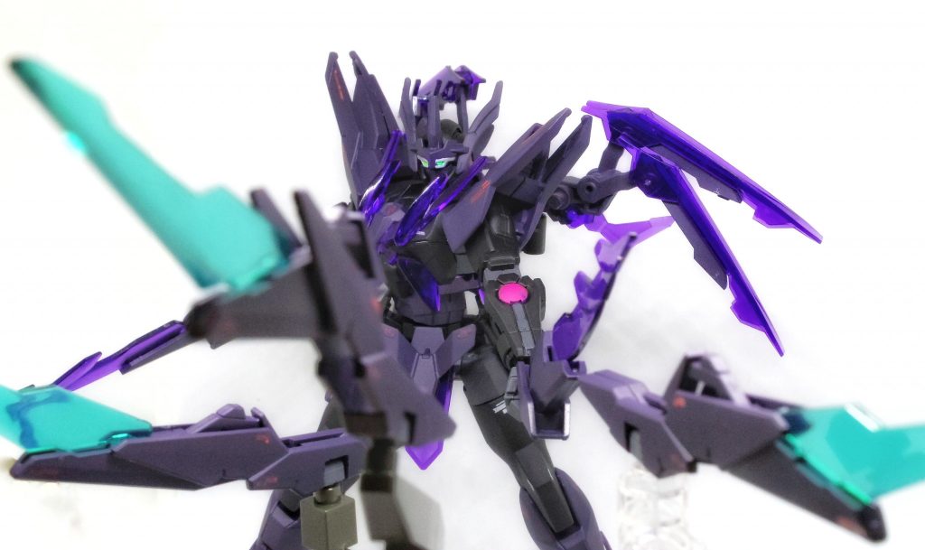 ## GNフェザービット
展開された翼は、4機のビットとしても展開可能。
射撃武器を持たないアズライールにとっては、唯一の遠距離武装であるが、ビットによる攻撃も、ビーム刃による斬撃である。
手持ちのダガーとしても使用可能。