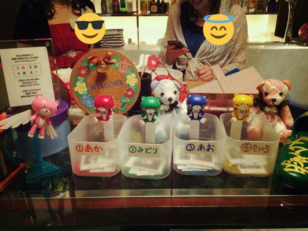 こちらはゲストの待合室を飾ったくまきゅーれの５体です。左からラブ、パッション、ピース、ホープ、フューチャーの名前が付いています。新婦ドレスの色当てクイズに活躍してくれました。

以上です。結婚式の脇を固めるウエディングガンプラ、みなさんも作ってみてはいかがですか！？