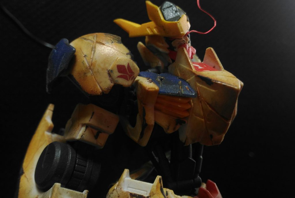 頭です。目の光はワイヤーで作りました。