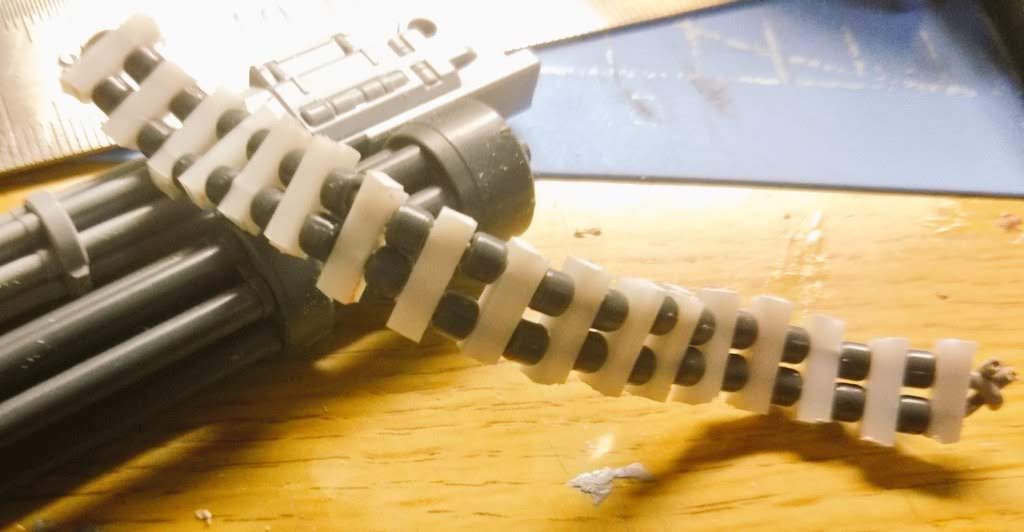 給弾ベルトです。ひたすら角棒切って穴開けての連続でした(-_-;)