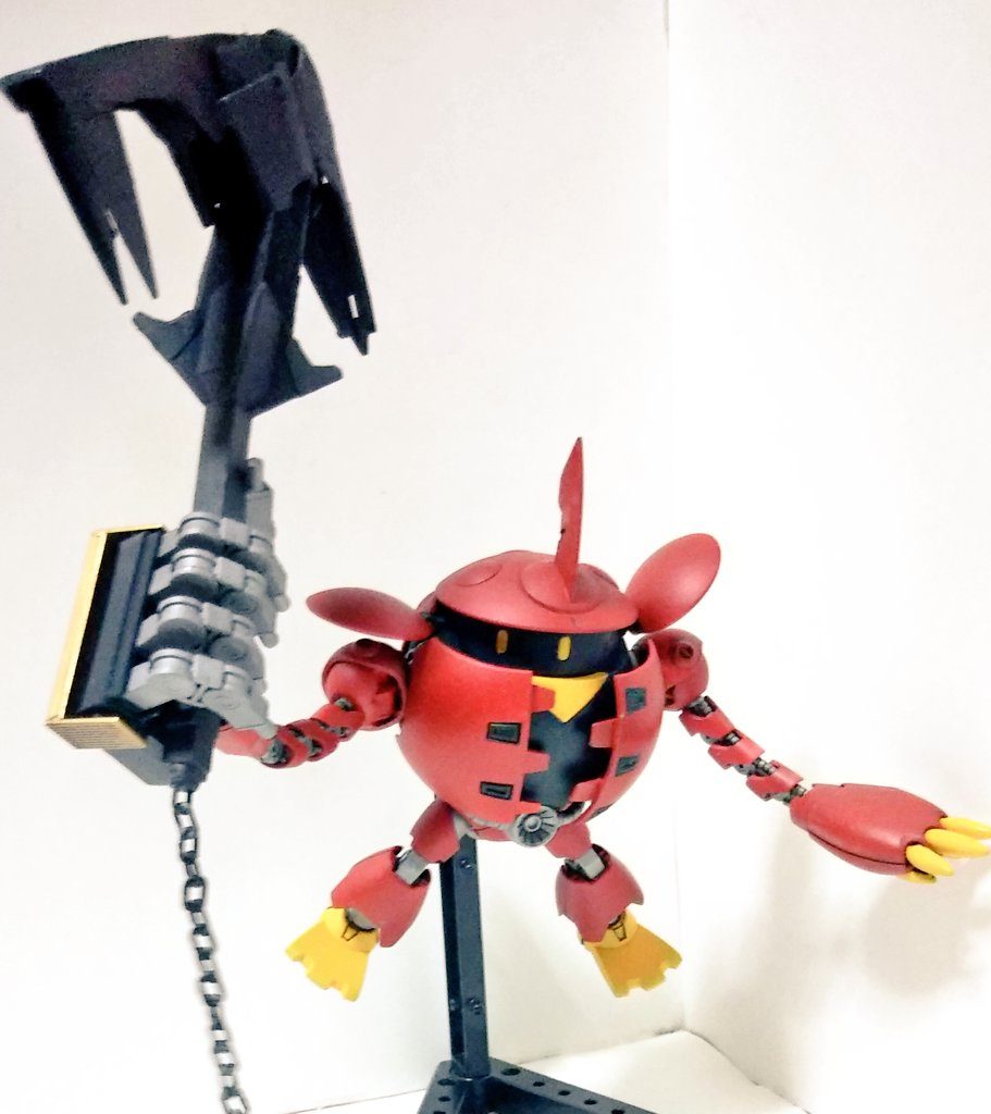 武装は持ち手の部分と手首部分に磁石を仕込んであるのでしっかり持てます。しかし重さに手首の磁石が負けてしまうのでポージングはある程度固定されます。