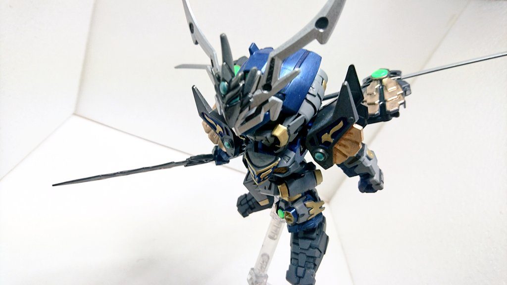 ・飛翔形態
サブアームで天宮式の刀を水平に構えることで風を切り裂き滑空することも可能!