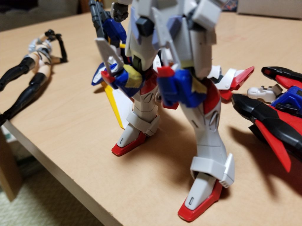 当初脚のブーメランは無しにしようと思っていましたが、友人に「もう少し下半身を盛ってみたらどうだ?」と言われ、脚に肩含めブーメランが付きました。