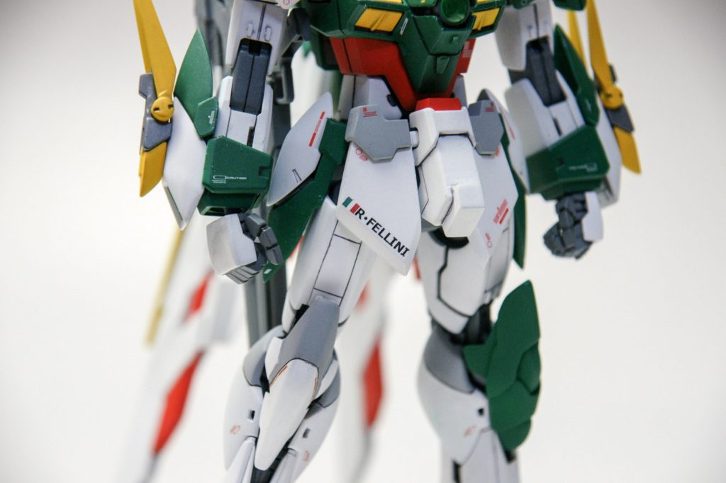 フロントアーマーに自作デカールにて国旗、ファイター名を入れました。
国家代表のガンプラだし入ってるかなぁ?と妄想しました。