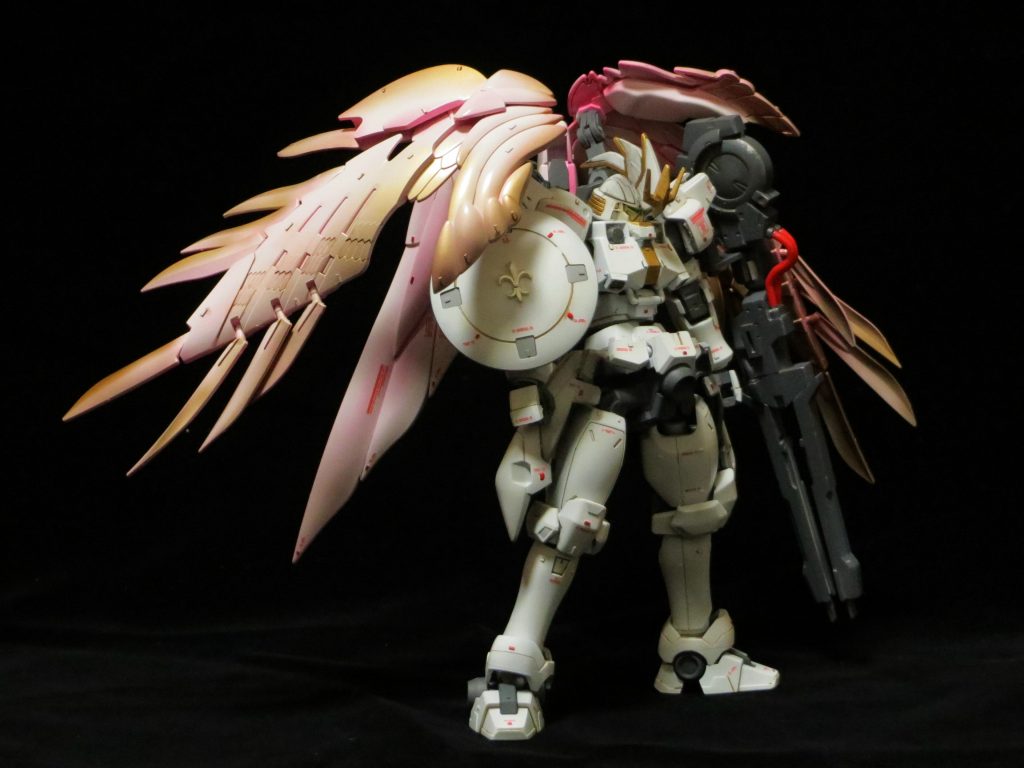 トールギスに翼をつけるので、基本形はフリューゲルに近い感じに。
主武装はドーバーガンとありますが、EWから数十年後の環境ではちょっと脆弱にも思えたので、メガキャノンに変更。(小説版EWでもメガキャノンをドーバーガンと表現してましたし・・・)
盾の真ん中は何もないにもさみしいのでネイルアートで使うパーツをばペタリ。
太もも横のスラスターは、V2ガンダムのパーツを使用。