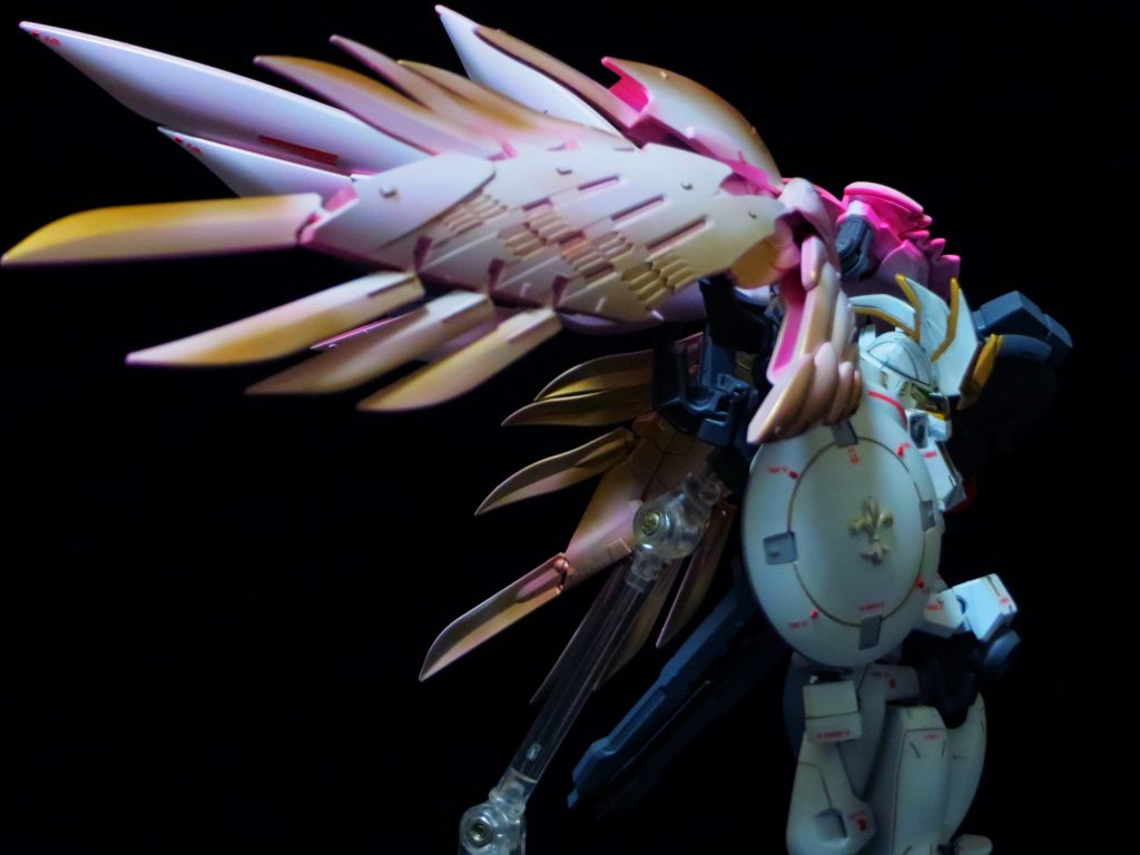 翼は生物感を出そうと思い、ピンク下地に白を吹き、少しレッドゴールドをまばらに吹いてナノディフェンサー散布を表現しています。翼はRGウイングゼロのものを流用。