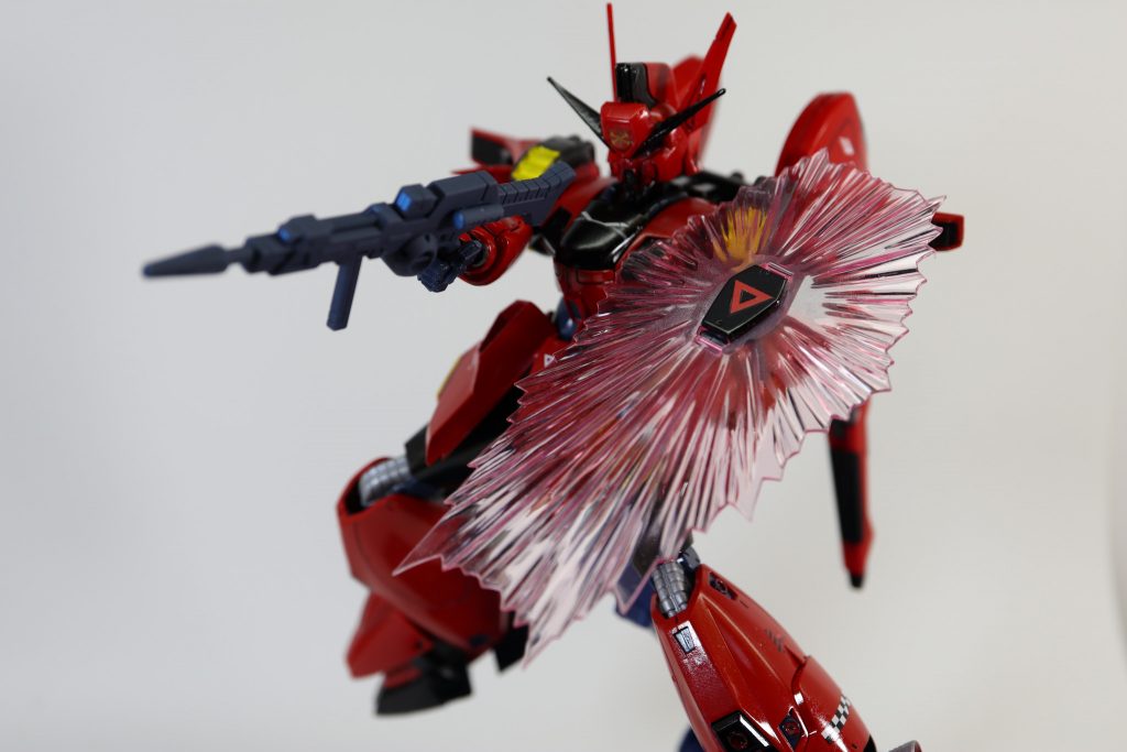 射撃ポーズ。ビームシールドも勿論出せます。