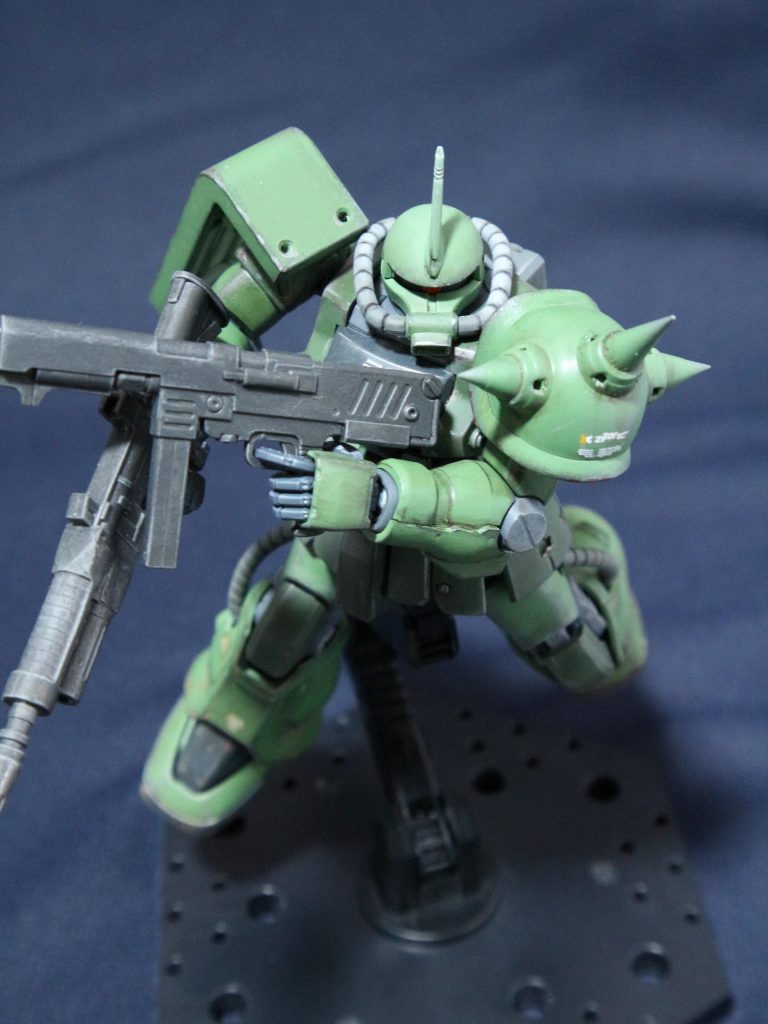 余談ですがこのHGUCザクF2型、キットとしての出来が非常に良かったです
プロポーションも格好良く、一部の合わせ目を消す際には後ハメ加工が必要な手のかかる箇所がありません
これを作って以来、おすすめのHGを聞かれたら真っ先にこれを出すようになったくらい気に入りました