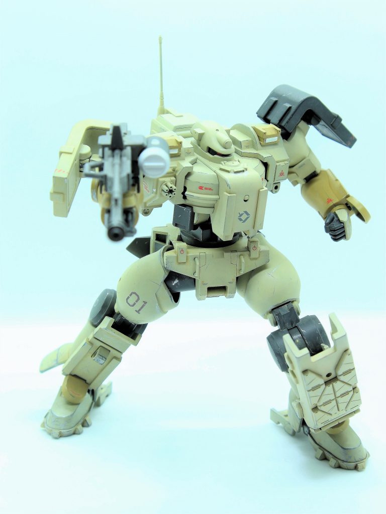 今回は砂漠ということで土や泥の汚れはなく、そのぶんチッピングに重点を置いています
下地にマットブラックとシルバーを吹いてからセールカラーメインで塗装し、塗膜をマイクロセラブレードやワイヤーブラシでひっかいて剥がしています