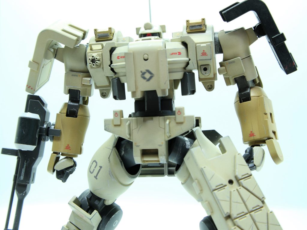 手足の後ハメ加工がだいぶ難渋しましたが、こういったソリッドでマッシブな機体は大好きなので作ってて楽しかったです