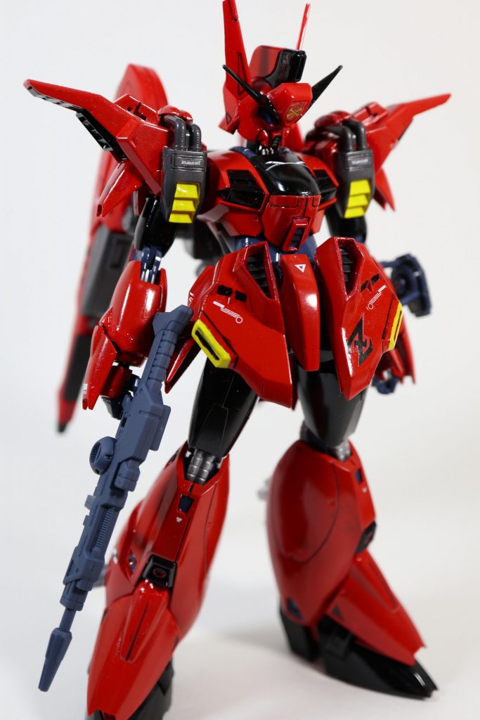 ビーム・ライフルはビギナ・ギナの物を持たせてます。
Zのエンブレムは本来肩ですが、フロントスカートに移動。