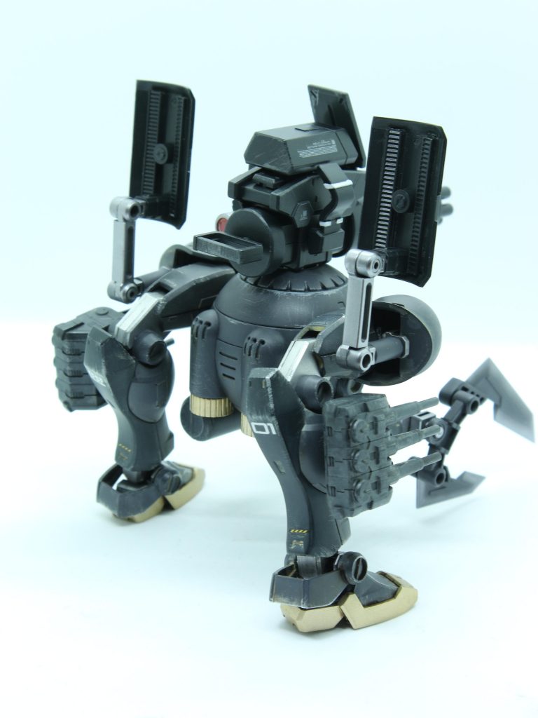 後ろから見るとわかりやすいですが、足首を前後逆にしたGMGMの脚部を両脇に取り付けただけです