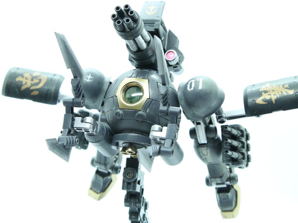 180㎜キャノンはジャイアントガトリングと交換
足の付け根は旧ザクの肩アーマーでジョイント部を隠してます